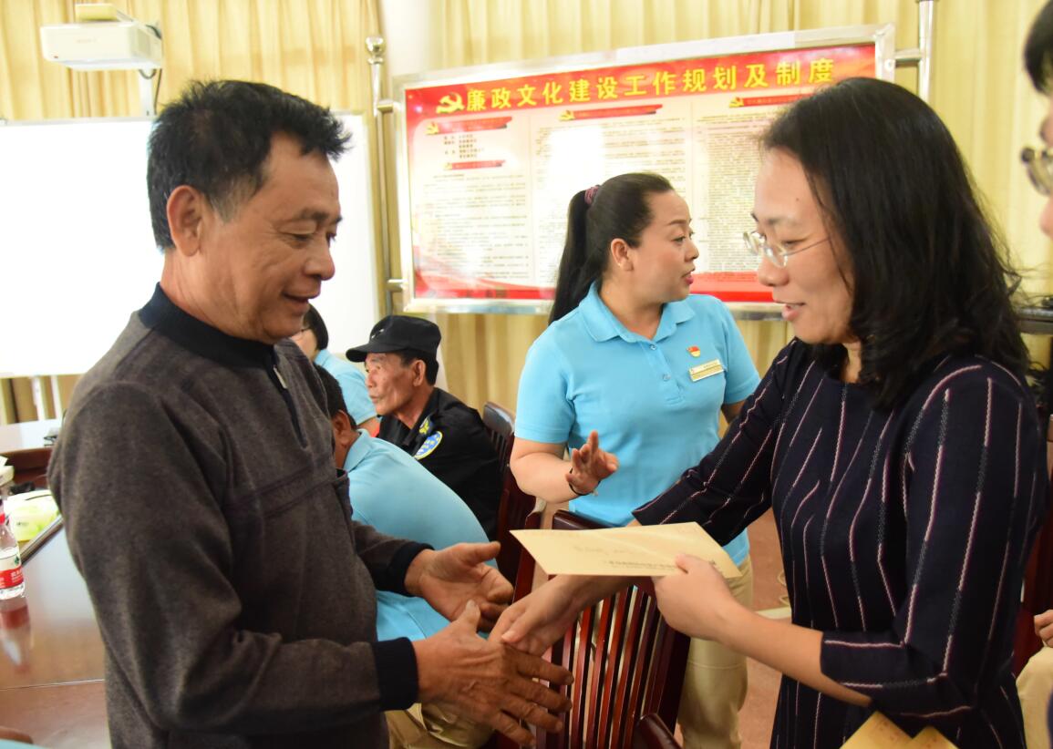 市國資委黨委書記、主任周春華走進(jìn)天涯海角景區(qū)慰問困難黨員.jpg